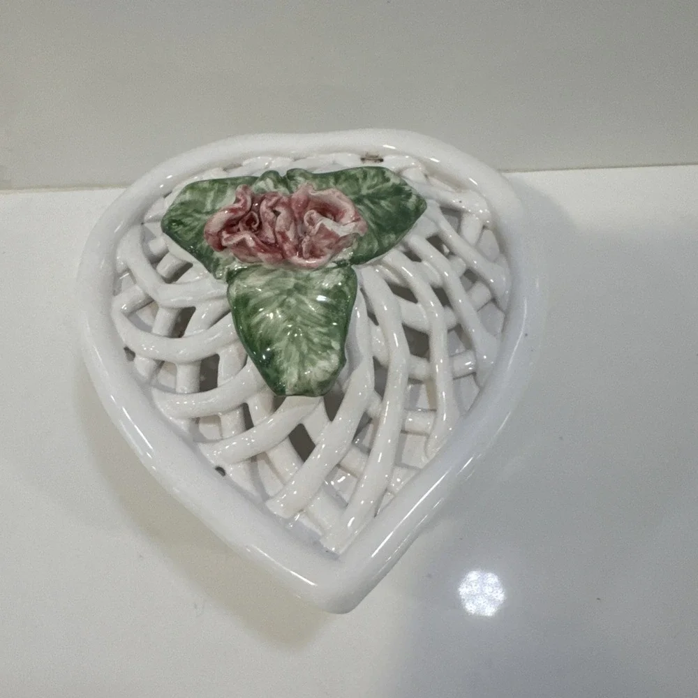 Savoir Vivre Portugal Trinket Box Heart Shaped Lattice Dish w/ Lid Roses 5.5